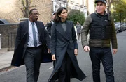 Der Fall spitzt sich zu: Detective Ruis (Shaun Parkes, li.) und Devi (Anjli Mohindra, Mitte) wissen nicht, was sie glauben sollen. Der Fall spitzt sich zu: Detective Ruis (Shaun Parkes, li.) und Devi (Anjli Mohindra, Mitte) wissen nicht, was sie glauben sollen.
