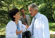 ARD STURM DER LIEBE FOLGE 1630, Durch ein Gespräch von Dr. Rust (Gerda Steiner, l.) und Prof. Kreutzkamm (Andreas Renell, r.) erfährt Nils (Florian Stadler, M.), dass es bei Elenas Operation Komplikationen gab. ARD STURM DER LIEBE FOLGE 1630, Durch ein Gespräch von Dr. Rust (Gerda Steiner, l.) und Prof. Kreutzkamm (Andreas Renell, r.) erfährt Nils (Florian Stadler, M.), dass es bei Elenas Operation Komplikationen gab.