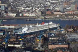 Die Queen Mary II im Hafen.