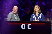 Rateteam-Kapitän Bernhard Hoëcker (l.) mit der Stand-up-Comedienne und Schauspielerin Lena Kupke (r.). Rateteam-Kapitän Bernhard Hoëcker (l.) mit der Stand-up-Comedienne und Schauspielerin Lena Kupke (r.).