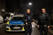 Katharina Klüpfel und Michael Kirch vor ihrem Steifenwagen im Zollhafen von Mainz. Katharina Klüpfel und Michael Kirch vor ihrem Steifenwagen im Zollhafen von Mainz.