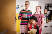 Jenny (Birte Hanusrichter) und ihre Kinder Kim (Zora Müller) und Matilda (Anna Büttner) wundern sich, als plötzlich die Polizei vor der Tür steht. Jenny (Birte Hanusrichter) und ihre Kinder Kim (Zora Müller) und Matilda (Anna Büttner) wundern sich, als plötzlich die Polizei vor der Tür steht.