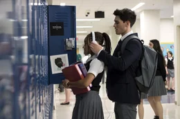 Chris (K.J. Apa, r.); Starr Carter (Amandla Stenberg, l.)