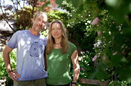 Im Upcycling-Garten von Andreas Horninghaus und Thekla Wiessner bekommen alte Gegenst&auml;nde, wie beispielsweise alte T&uuml;ren oder Zinkwannen, ein zweites Leben und werden zu fantasievollen Gartenelementen.