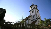 S&Uuml;DWESTRUNDFUNK Die Kirche bleibt im Dorf - Die Serie Zw&ouml;lfteilige schw&auml;bische Serie, &aacute; 30 Minuten, Ausstrahlung ab 15. April 2013 mit jew. 2 Folgen hintereinander ab 20:15 Uhr im SWR Fernsehen, eine Produktion der Fortune Cookie Filmproductions, Autorin Ulrike Grote, Regie Ulrike Grote und Rolf Sch&uuml;bel, Kamera Thomas Vollmar. Zw&ouml;lfteilige schw&auml;bische Serie, &aacute; 30 Minuten, Ausstrahlung ab 15. April 2013 mit jew. 2 Folgen hintereinander ab 20:15 Uhr im SWR Fernsehen, eine Produktion der Fortune Cookie Filmproductions, Autorin Ulrike Grote, Regie Ulrike Grote und Rolf Sch&uuml;bel, Kamera Thomas Vollmar. Kirche.