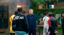 Peter Fox im Hinterhof eines Neuk&ouml;llner Wohngeb&auml;udes mit dem Newcomer Kevin und seiner Crew.