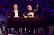 Rateteam-Kapitän Elton (r.) mit Fernsehmoderator und Journalist Jochen Breyer (r.). Rateteam-Kapitän Elton (r.) mit Fernsehmoderator und Journalist Jochen Breyer (r.).