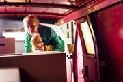 Jenny (Birte Hanusrichter) durchsucht den Transporter. Jenny (Birte Hanusrichter) durchsucht den Transporter.