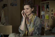 Feli (Sabrina Wollweber) wird von Buno beruhigt, dass das Verfahren gegen ihren Vater so gut wie eingestellt sei. Feli (Sabrina Wollweber) wird von Buno beruhigt, dass das Verfahren gegen ihren Vater so gut wie eingestellt sei.Â
