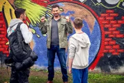 David (Simon B&ouml;er, Mi.) und sein Sohn Julius (Milon B&ouml;er, r.) &uuml;berraschen Max (Oskar Keymer) an seinem Graffiti an der Schulwand.; David (Simon B&ouml;er, Mi.) und sein Sohn Julius (Milon B&ouml;er, r.) &uuml;berraschen Max (Oskar Keymer) an seinem Graffiti an der Schulwand.