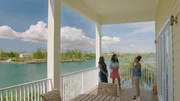 Eine erfolgreiche Immobilienunternehmerin aus Florida träumt schon lange davon, wieder in ihre Heimat auf die Insel Grand Bahama zurückzukehren und dort ihr eigenes Anwesen zu erwerben. Da ihre Kinder inzwischen ausgezogen sind, kann sie ihren Wunsch endlich verwirklichen. Eine erfolgreiche Immobilienunternehmerin aus Florida träumt schon lange davon, wieder in ihre Heimat auf die Insel Grand Bahama zurückzukehren und dort ihr eigenes Anwesen zu erwerben. Da ihre Kinder inzwischen ausgezogen sind, kann sie ihren Wunsch endlich verwirklichen.