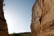 Kletterwand im R&ouml;mersteinbruch St. Margarethen w&auml;hrend eines ServusTV Drehs zu "Burgenland - niederalpiner geht`s nicht", St. Margarethen, Burgenland, &Ouml;sterreich am 21.09.2023