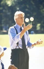 Mike steht vor einer schweren Aufgabe: Sein Boss (Barry Bostwick), der Bürgermeister von New York, wurde fotografiert, als er einen Baseball "wie ein Mädchen" warf. Mike steht vor einer schweren Aufgabe: Sein Boss (Barry Bostwick), der Bürgermeister von New York, wurde fotografiert, als er einen Baseball "wie ein Mädchen" warf.