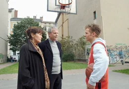 ARD DIE LIEBE KOMMT SELTEN ALLEIN, Deutschland 2006, Regie Jan Ruzicka, am Sonntag (28.04.13) um 14:45 Uhr im Ersten. Eva (Thekla Carola Wied) und Kommissar Rixen (Peter Sattmann, Mitte) machen sich Sorgen um den jungen Dennis (Tobias Retzlaff).