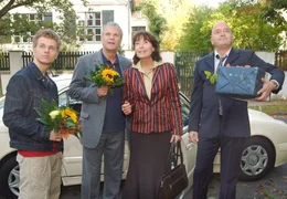 ARD DIE LIEBE KOMMT SELTEN ALLEIN, Deutschland 2006, Regie Jan Ruzicka, am Freitag (04.05.12) um 23:30 Uhr im Ersten. Ein neues Leben beginnt f&uuml;r Eva (Thekla Carola Wied) und ihre Freunde Ferdinand (Peter Sattmann, 2.v.li.), Harry (Florian Martens, re.) und Dennis (Tobias Retzlaff, li.).