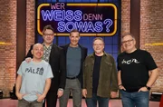Moderator Kai Pflaume (M.) und seine Rateteam-Kapitäne Bernhard Hoëcker (l.) und Elton (r.) begrüßen in dieser Sendung den Comedian Paul Panzer (2.v.l.) und den Komiker und Musiker, Jürgen von der Lippe (2.v.r.). Moderator Kai Pflaume (M.) und seine Rateteam-Kapitäne Bernhard Hoëcker (l.) und Elton (r.) begrüßen in dieser Sendung den Comedian Paul Panzer (2.v.l.) und den Komiker und Musiker, Jürgen von der Lippe (2.v.r.).