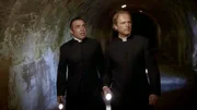 Don Matteo (Terence Hill, r.) und Maresciallo Cecchini (Nino Frassica) jagen einen Verdeachtigen durch die Katakomben unter der Bibliothek.