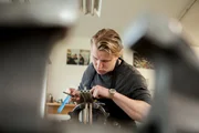 Der B&uuml;chsenmacher Ludwig Borovnik jr. in seiner Werkstatt