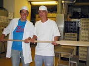 Willi (links) und der Bäckermeister Hans in der Backstube. Willi (links) und der Bäckermeister Hans in der Backstube.
