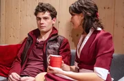 ARD STURM DER LIEBE FOLGE 4617, am Donnerstag (27.08.26) um 15:10 Uhr im ERSTEN. Olivia (Soraya Bouabsa, r.) gesteht Elias (Orlando Lenzen, l.), dass sie sich wegen Adam zwischen Kopf und Herz entscheiden muss, das Herz aber vorne liegt. ARD STURM DER LIEBE FOLGE 4617, am Donnerstag (27.08.26) um 15:10 Uhr im ERSTEN. Olivia (Soraya Bouabsa, r.) gesteht Elias (Orlando Lenzen, l.), dass sie sich wegen Adam zwischen Kopf und Herz entscheiden muss, das Herz aber vorne liegt.