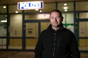 Dominic Gillot vor dem Polizeipräsidium Mainz. Dominic Gillot vor dem Polizeipräsidium Mainz.