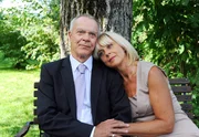 ARD STURM DER LIEBE FOLGE 1628, An ihrem Hochzeitstag haben Charlotte (Mona Seefried, r.) und Werner (Dirk Galuba, l.) einen sentimentalen Moment. ARD STURM DER LIEBE FOLGE 1628, An ihrem Hochzeitstag haben Charlotte (Mona Seefried, r.) und Werner (Dirk Galuba, l.) einen sentimentalen Moment.