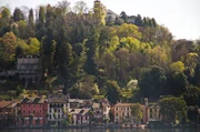 Am Ufer des Orta-Sees liegt ein malerisches Städtchen und darüber der Sacro Monte di Orta. Am Ufer des Orta-Sees liegt ein malerisches Städtchen und darüber der Sacro Monte di Orta.