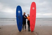Silvia Schneider beim Surfen mit Zuhé Jerez Coronil. Silvia Schneider beim Surfen mit Zuhé Jerez Coronil.