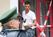 ARD STURM DER LIEBE FOLGE 1625. Nils (Florian Stadler, r., mit Komparse) versucht vergeblich, das abgeriegelte Hotel zu verlassen. ARD STURM DER LIEBE FOLGE 1625. Nils (Florian Stadler, r., mit Komparse) versucht vergeblich, das abgeriegelte Hotel zu verlassen.