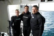 Die Haiexperten Dr. Charlie Huveneers und Dr. Lauren Meyer sowie der Unterwasserkameramann Jon Shaw posieren vor der K&uuml;ste S&uuml;daustraliens f&uuml;r die Kamera.
