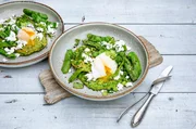 Die Vorspeise der heutigen Folge: Erbsenpuffer mit pochiertem Ei und Feta. Die Vorspeise der heutigen Folge: Erbsenpuffer mit pochiertem Ei und Feta.