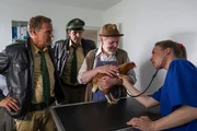 L-R: Franz Hubert (Christian Tramitz), Johannes Staller Staller (Helmfried von Lüttichau), Bauer (Hans-Maria Darnov), Isa Wilkens (Katja Danowski) L-R: Franz Hubert (Christian Tramitz), Johannes Staller Staller (Helmfried von Lüttichau), Bauer (Hans-Maria Darnov), Isa Wilkens (Katja Danowski)