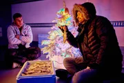 David (Simon B&ouml;er, r.) macht Max (Oskar Keymer) mit Hilfe eines K&uuml;hltransportesrs klar, dass obdochlos im Winter ziemlich kacke ist.