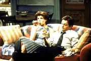 Mikes (Michael J. Fox, r.) Freundin Nikki (Connie Britton, l.) ist von der Idee, das Findelkind zu adoptieren, begeistert. Mikes (Michael J. Fox, r.) Freundin Nikki (Connie Britton, l.) ist von der Idee, das Findelkind zu adoptieren, begeistert.