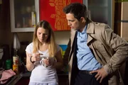 Obwohl Leonie (Maria Kempken) immer noch unter Panikattacken und Schlafstörungen leidet, lehnt sie es vor Sascha (Alexander Sholti) ab, ihre Ängste mit Medikamenten zu betäuben. Obwohl Leonie (Maria Kempken) immer noch unter Panikattacken und Schlafstörungen leidet, lehnt sie es vor Sascha (Alexander Sholti) ab, ihre Ängste mit Medikamenten zu betäuben.