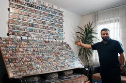 Stolz pr&auml;sentiert &Ouml;mer Almanyadan in Bremen seine Kassetten-Sammlungen mit fr&uuml;heren Hits.