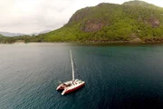 Ein neuer Mast, ein gut gefülltes Gewächshaus, kerngesunde Hühner – die Seenomaden sind wieder startklar. Ein neuer Mast, ein gut gefülltes Gewächshaus, kerngesunde Hühner – die Seenomaden sind wieder startklar.