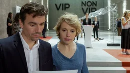 Dina und Michael, er Arzt, sie Schauspielerin, sind eigentlich gl&uuml;cklich in ihrer Beziehung, bis Michael beginnt, laut &uuml;ber eine Trennung nachzudenken. Die Frage &bdquo;K&ouml;nnten wir nicht gl&uuml;cklicher sein als in dieser Konstellation?&ldquo; steht im Raum. Aber Dina sagt: &bdquo;N&ouml;.&ldquo; - Michael (Alex Khuon) und Dina (Anna Br&uuml;ggemann).