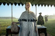 Catherine (Elle Fanning) Catherine (Elle Fanning)