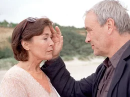 hr-fernsehen DAS GL&Uuml;CK IHRES LEBENS, Spielfilm, Deutschland 2002, Regie: Bernd B&ouml;hlich, am Sonntag (12.08.12) um 15:20 Uhr. Maria (Thekla Carola Wied) und Holger (Walter Kreye) kommen sich n&auml;her.