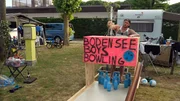 Die Bodensee-Boys Dennis (lFoto) und Sascha treiben ihr wohl ehrgeizigstes Bauprojekt weiter voran. Die selbstgebastelte Bowlingbahn soll endlich fertig werden..