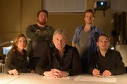 ARD/rbb TATORT: GEGEN DEN KOPF, Der 38-jährige Mark Haessler (Enno Kalisch) wird auf dem U-Bahnsteig Schönleinstraße in Berlin-Kreuzberg tot aufgefunden – offenbar totgeprügelt von zwei flüchtigen Jugendlichen, mit denen er zuvor im Zug aneinander geraten war, weil sie einen gehbehinderten Mann belästigt hatten. Haessler kann reanimiert werden, stirbt dann aber kurze Zeit später im Krankenhaus. Er hinterlässt Frau und Kind. Die Hauptkommissare Till Ritter (Dominic Raacke) und Felix Stark (Boris Aljinovic) versuchen anhand diverser Zeugenaussagen, Mobilfunknetze sowie Verkehrs- und Sicherheitsüberwachungen zu rekonstruieren, was in der Nacht genau geschah. - Sichtung des Materials der Überwachungskameras im Hauptquartier: (v. l. n. r.) Gutsche (Katrin Hansmeier), Goede (Tristan Seith), Ritter, Schott (Claudius von Stolzmann) und Stark. ARD/rbb TATORT: GEGEN DEN KOPF, Der 38-jährige Mark Haessler (Enno Kalisch) wird auf dem U-Bahnsteig Schönleinstraße in Berlin-Kreuzberg tot aufgefunden – offenbar totgeprügelt von zwei flüchtigen Jugendlichen, mit denen er zuvor im Zug aneinander geraten war, weil sie einen gehbehinderten Mann belästigt hatten. Haessler kann reanimiert werden, stirbt dann aber kurze Zeit später im Krankenhaus. Er hinterlässt Frau und Kind. Die Hauptkommissare Till Ritter (Dominic Raacke) und Felix Stark (Boris Aljinovic) versuchen anhand diverser Zeugenaussagen, Mobilfunknetze sowie Verkehrs- und Sicherheitsüberwachungen zu rekonstruieren, was in der Nacht genau geschah. - Sichtung des Materials der Überwachungskameras im Hauptquartier: (v. l. n. r.) Gutsche (Katrin Hansmeier), Goede (Tristan Seith), Ritter, Schott (Claudius von Stolzmann) und Stark.