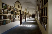 Votivbilder und Gaben hängen an den Wänden der Flure in der Wallfahrtskirche von Oropa. Votivbilder und Gaben hängen an den Wänden der Flure in der Wallfahrtskirche von Oropa.