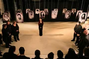 Simone (Tatjana Clasing, M.) gelingt es, trotz des Eklats mit Bea, die Trauerfeier für die Opfer des Busunglücks gefasst zu beenden. Simone (Tatjana Clasing, M.) gelingt es, trotz des Eklats mit Bea, die Trauerfeier für die Opfer des Busunglücks gefasst zu beenden.