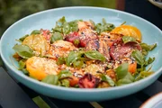 Köchin Ivana Austermayer und Schauspieler und Hobbykoch Adnan Maral präsentieren Tomaten-Pflaumen-Salat. Köchin Ivana Austermayer und Schauspieler und Hobbykoch Adnan Maral präsentieren Tomaten-Pflaumen-Salat.