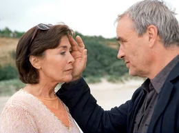 Maria (Thekla Carola Wied) und Holger (Walter Kreye) kommen sich n&auml;her.
