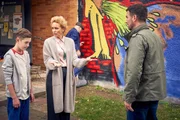 David (Simon B&ouml;er, r.) und sein Sohn Julius (Milon B&ouml;er) werden von Melanie (Claudia Hiersche) an dem Graffiti an der Schulwand erwischt.