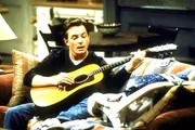 Auf seiner Gitarre spielt Mike (Michael J. Fox) dem Findelkind ein Lied vor. Auf seiner Gitarre spielt Mike (Michael J. Fox) dem Findelkind ein Lied vor.