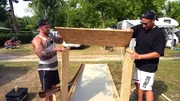 Die Bodensee-Boys Dennis (li.) und Sascha treiben ihr wohl ehrgeizigstes Bauprojekt weiter voran. Die selbstgebastelte Bowlingbahn soll endlich fertig werden