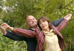 ARD DIE LIEBE KOMMT SELTEN ALLEIN, Deutschland 2006, Regie Jan Ruzicka, am Freitag (04.05.12) um 23:30 Uhr im Ersten. Fliegen lernen: Malermeister Harry (Florian Martens) zeigt der verbitterten Eva (Thekla Carola Wied), was Lebensfreude ist.